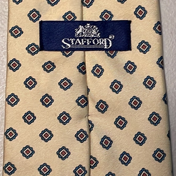 Stafford yellow floral Foulard silk tie made in the USA - Picture 4 of 5
